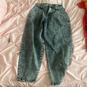 Some cute Black acid  high rise balloon jeans.